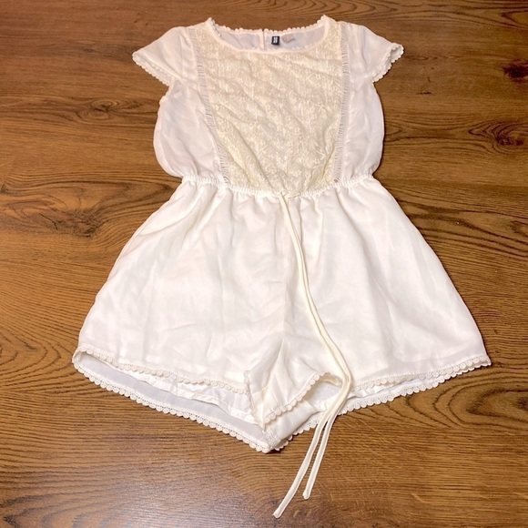 🌷 Beautiful 🌷 Cream Colour Sheer Lace Romper - Picture 2 of 7
